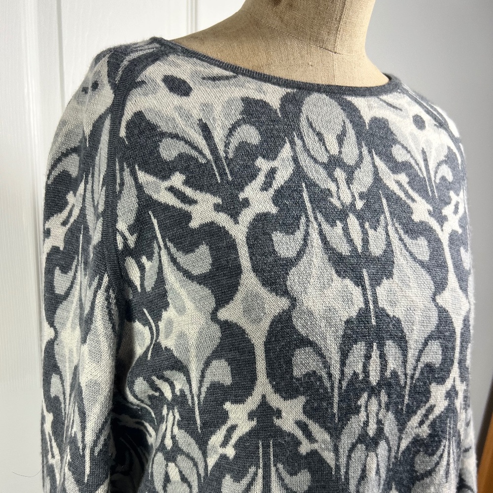 Title Nine Soft Sweater Grey & White Excellent Condition XL that fits like L.